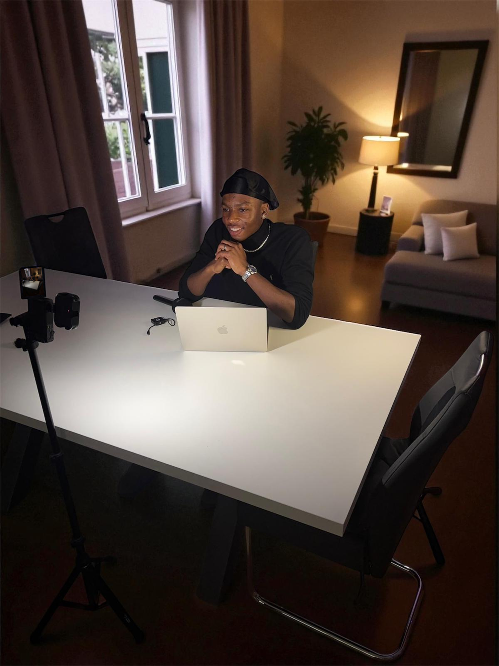 Mosaik sitzt konzentriert an einem Tisch und nimmt ein Video auf – authentischer Einblick in den kreativen Prozess für sein Self-Improvement-Projekt.